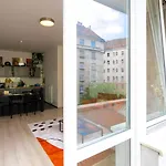 J - Designer Near Buda Castle - Sleeps 6 - 12 With Next Door Budapest