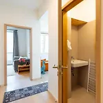 J - Designer Near Buda Castle - Sleeps 6 - 12 With Next Door * Budapest