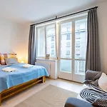 J - Designer Near Buda Castle - Sleeps 6 - 12 With Next Door Budapest