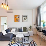J - Designer Near Buda Castle - Sleeps 6 - 12 With Next Door 布达佩斯