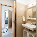 J - Designer Near Buda Castle - Sleeps 6 - 12 With Next Door * 布达佩斯