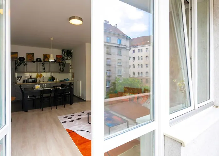 J - Designer Near Buda Castle - Sleeps 6 - 12 With Next Door Budapest