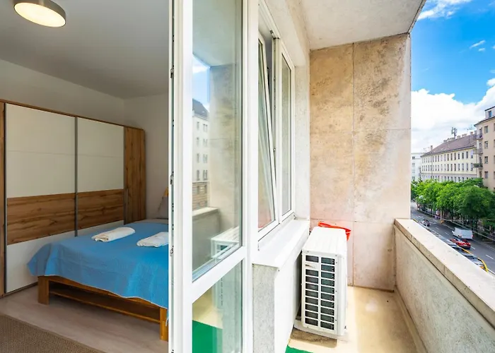 J - Designer Near Buda Castle - Sleeps 6 - 12 With Next Door *