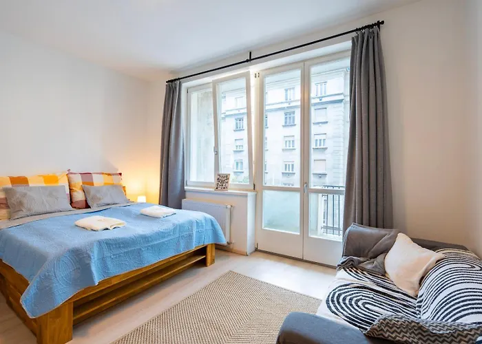 J - Designer Near Buda Castle - Sleeps 6 - 12 With Next Door Budapest
