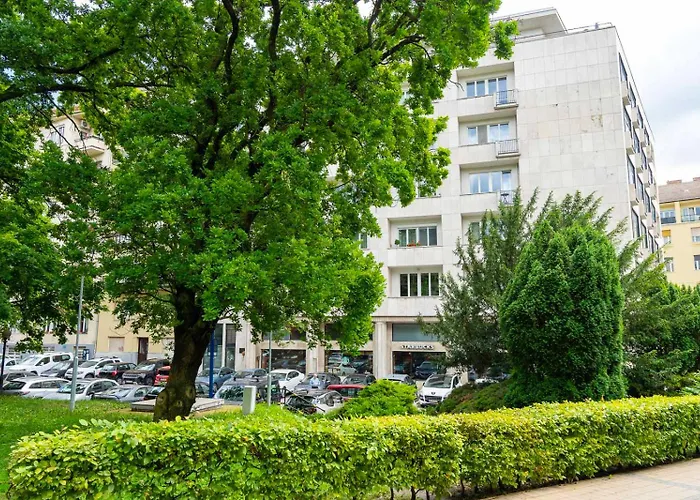 J - Designer Near Buda Castle - Sleeps 6 - 12 With Next Door