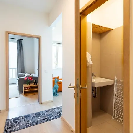 J - Designer Near Buda Castle - Sleeps 6 - 12 With Next Door * Budapešť