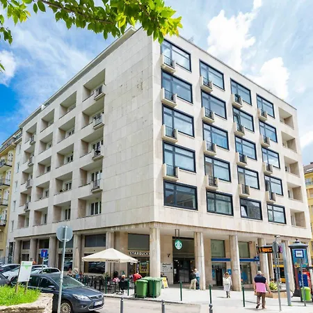 J - Designer Near Buda Castle - Sleeps 6 - 12 With Next Door