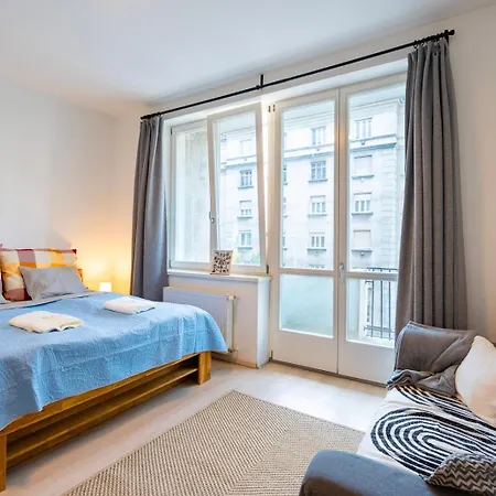 J - Designer Near Buda Castle - Sleeps 6 - 12 With Next Door Budapešť