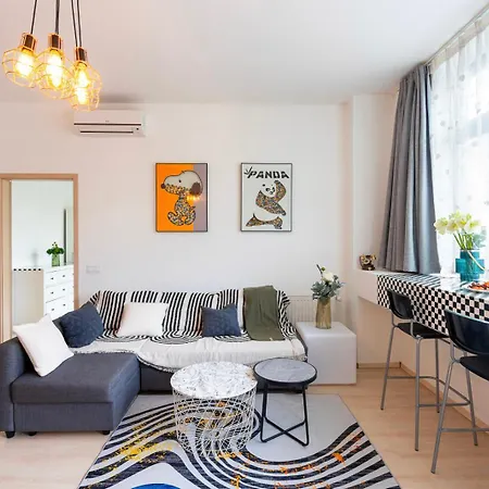 J - Designer Near Buda Castle - Sleeps 6 - 12 With Next Door Budapešť