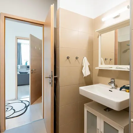 J - Designer Near Buda Castle - Sleeps 6 - 12 With Next Door * Budapešť